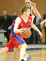 Kolesnikov vs Zibirov (photo cskabasket.com)