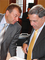 Sergey Kushchenko and Shimon Mizrahi (photo cskabasket.com)