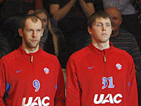 Ramunas Siskauskas and Viktor Khryapa  (photo T. Makeeva, cskabasket.com)