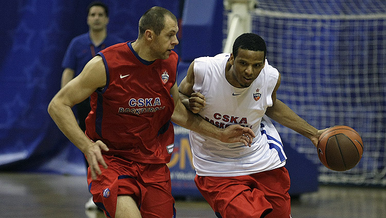 Ramunas Siskauskas and Sammy Mejia (photo M. Serbin, cskabasket.com)