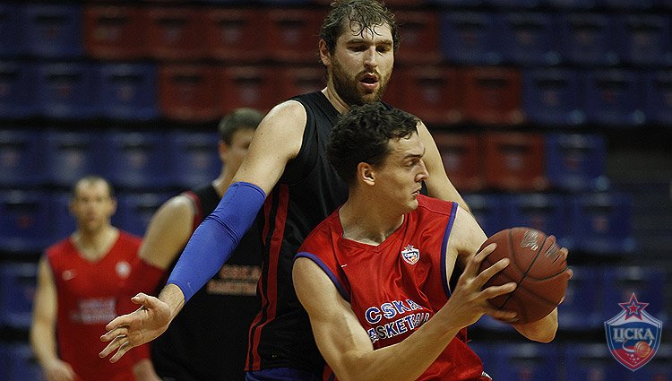 Dmitry Sokolov and Aleksandr Kaun (photo M. Serbin, cskabasket.com)