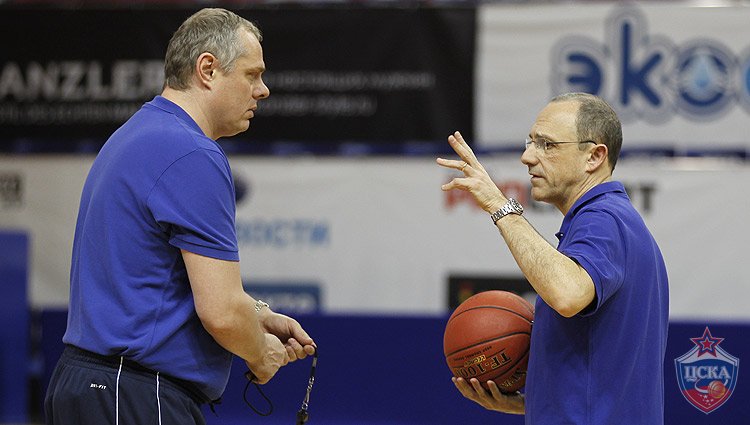 Dmitriy Shakulin and Ettore Messina (photo M. Serbin, cskabasket.com)