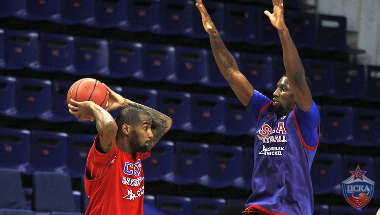 Aaron Lee Jackson and Demetris Nichols (photo: M. Serbin, cskabasket.com)