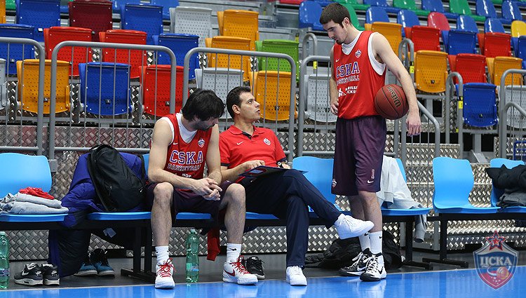 Milos Teodosic, Dimitris Itoudis and Nando De Colo (photo: M. Serbin, cskabasket.com)