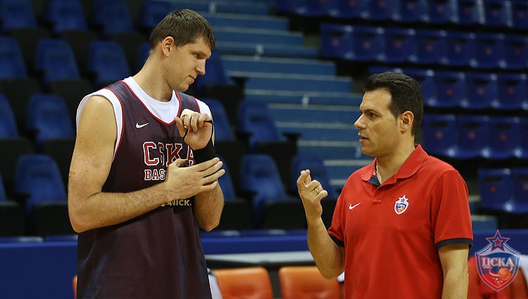 Victor Khryapa and Dimitris Itoudis (photo: M. Serbin, cskabasket.com)