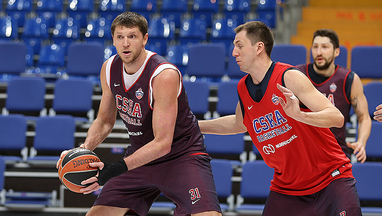 Виктор Хряпа и Виталий Фридзон (фото: М. Сербин, cskabasket.com)