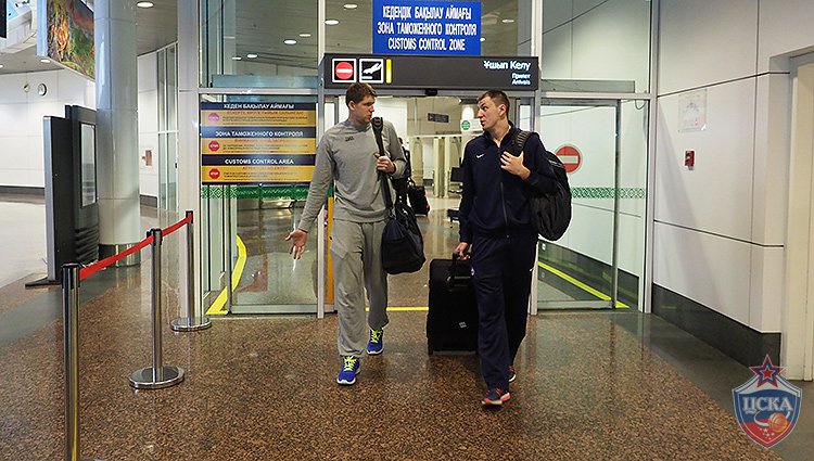 Victor Khryapa and Vitaly Fridzon (photo: M. Serbin, cskabasket.com)